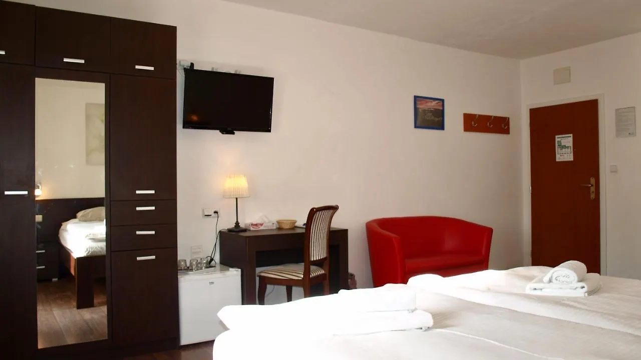 Pension Village 3*, Карловы Вары